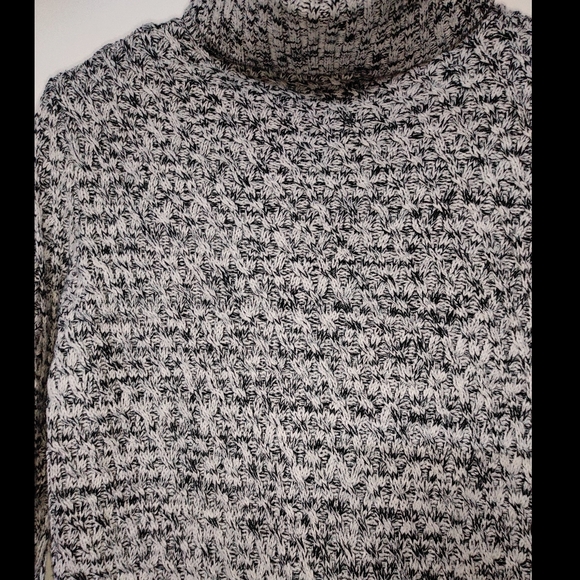 Black & white knit Turtleneck sweater - Picture 3 of 10